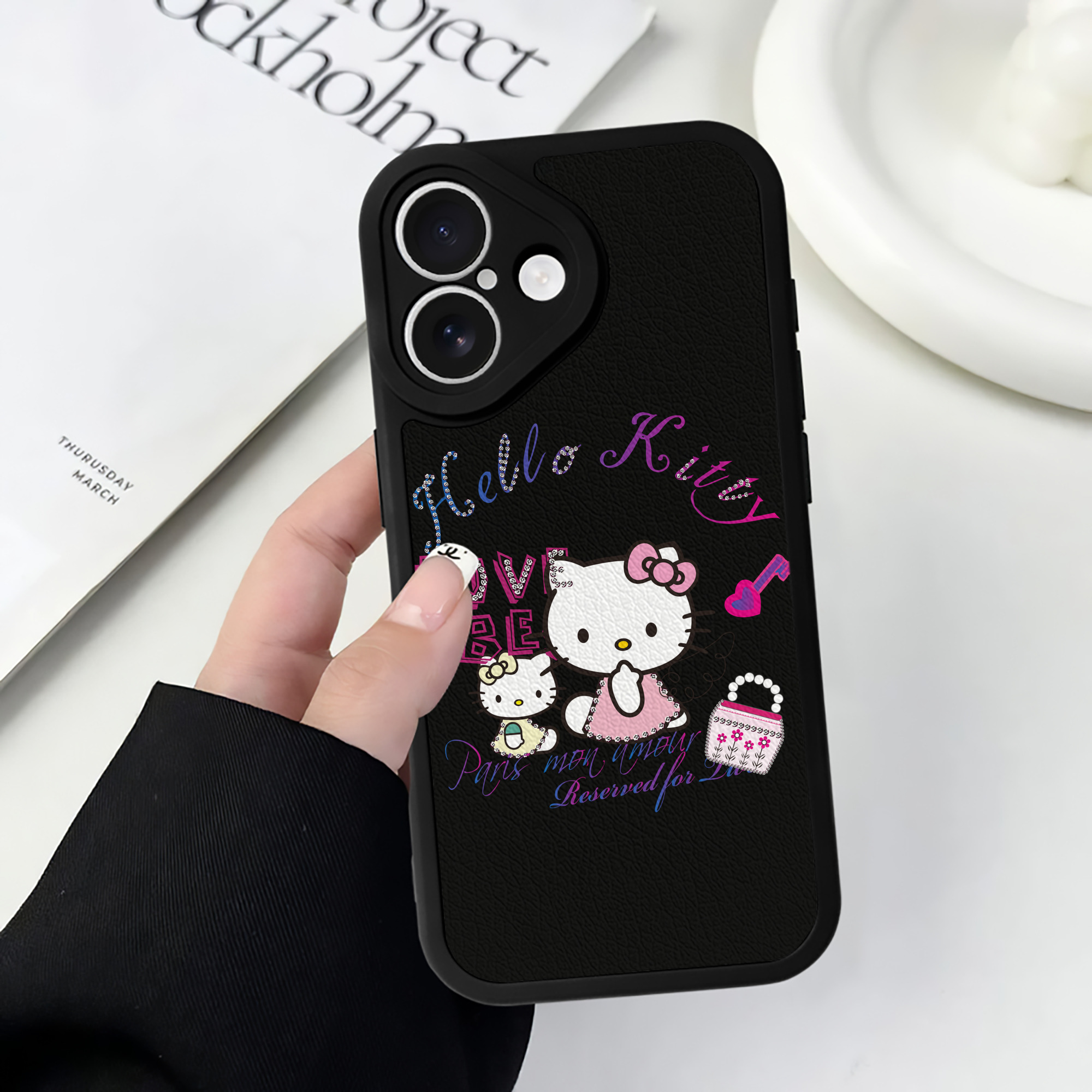（画像用） Hello Kitty ハローキティ 【iPhone 16シリーズ対応】シリコンスマホケース（レザー調） 材質：シリコン